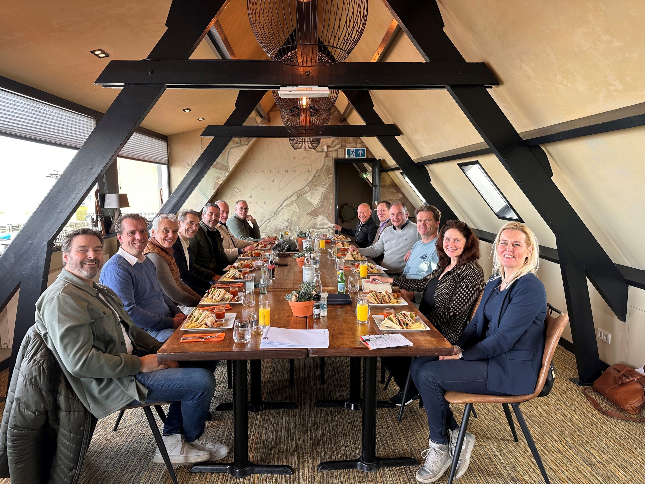 MKB lunch van Nieuw Ondernemend Aalsmeer in Brasserie Oevers in Kudelstaart